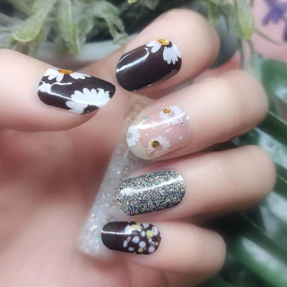 🔴 Floral & Glitter Nail Art